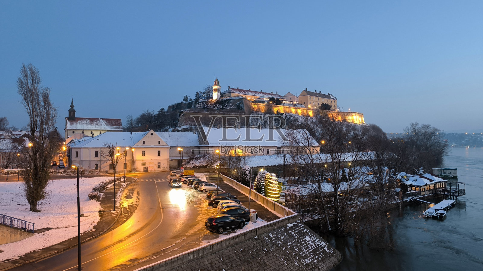 彼得罗瓦拉丁要塞在下雪的冬夜的全景照片摄影图片