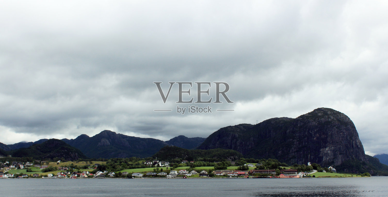 令人惊叹的自然景观与峡湾和山脉。美丽的倒影。艺术照片。美丽的世界。完全自由的感觉照片摄影图片