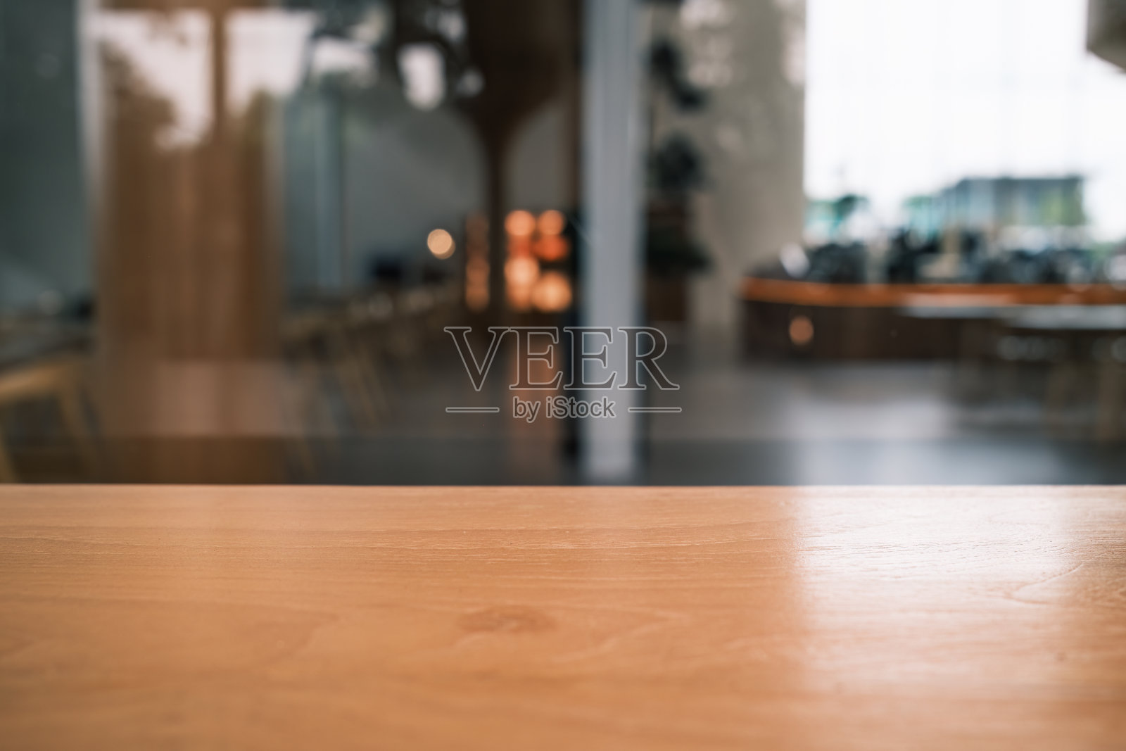 木制桌面，餐厅或咖啡店的模糊视野照片摄影图片