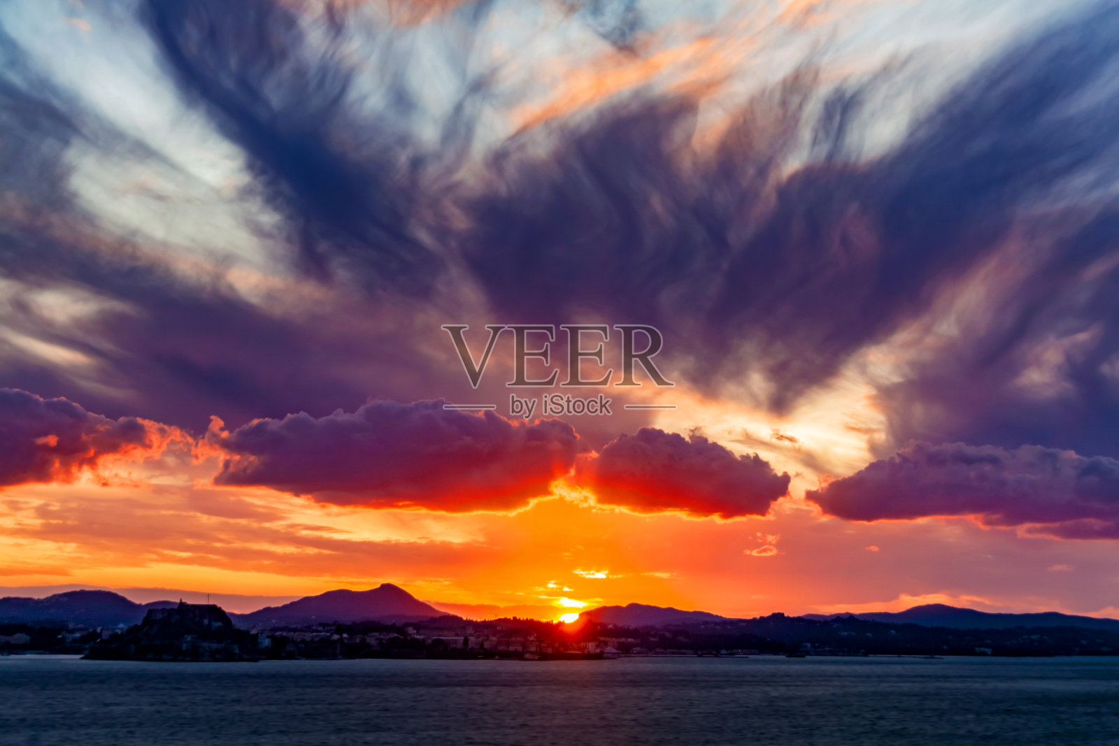 戏剧性的云景和海上的日落照片摄影图片