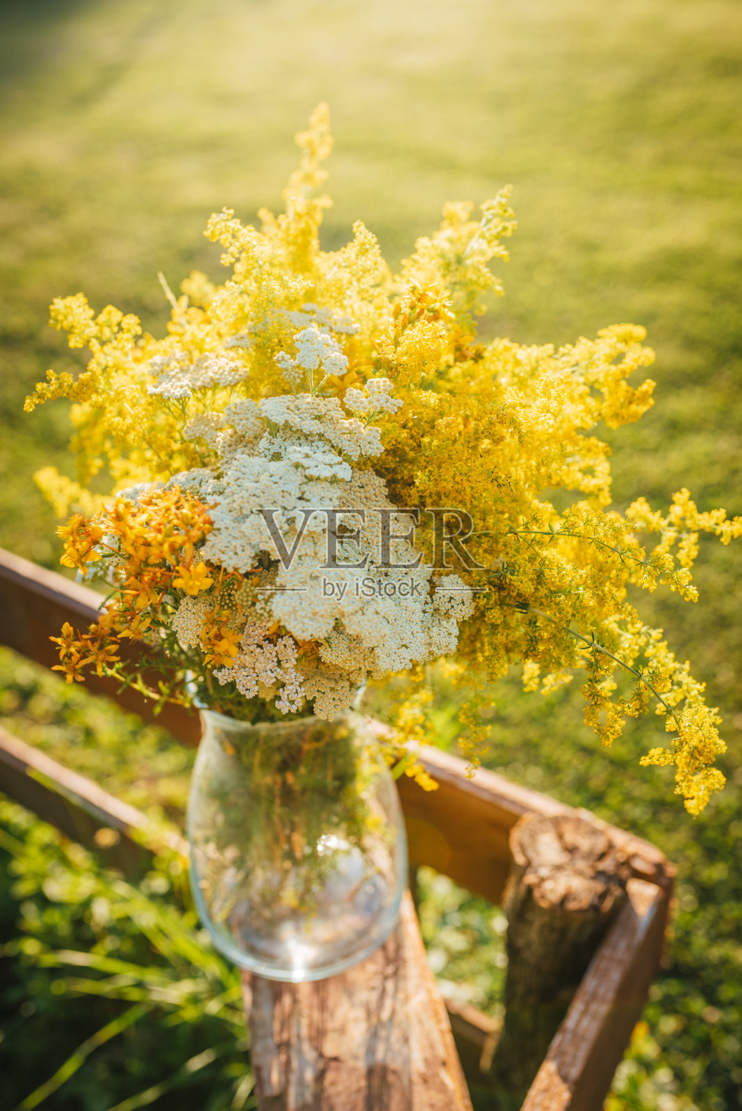 野花花束。在乡下慢慢地生活。照片摄影图片