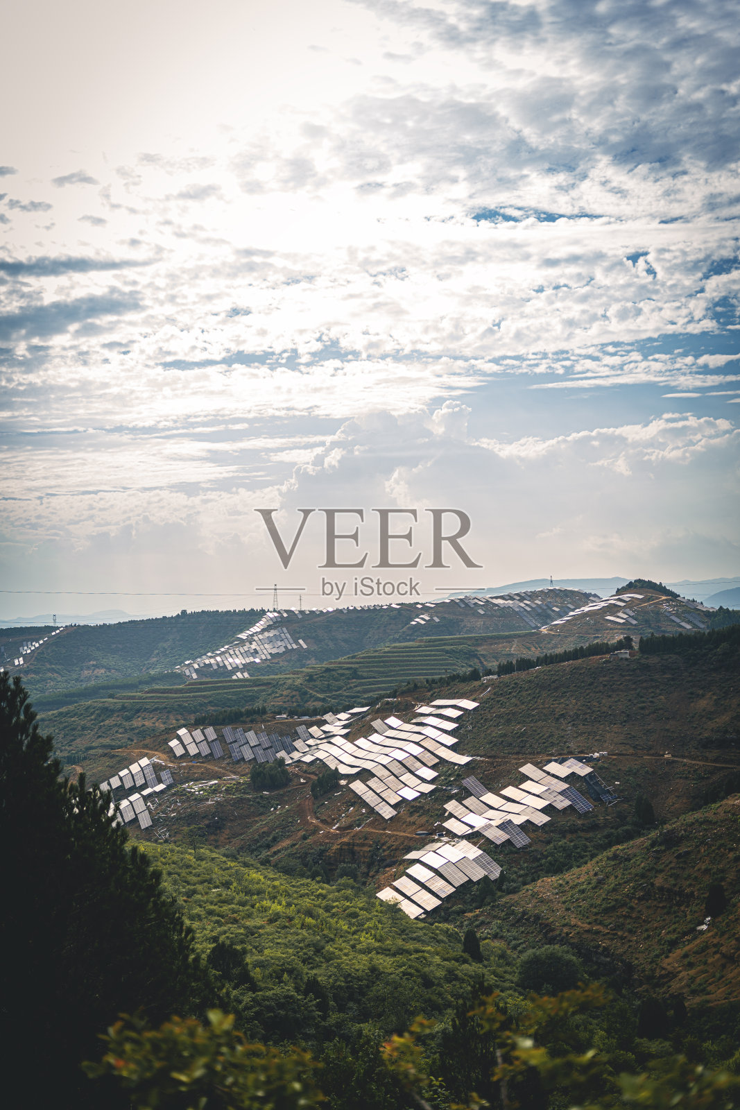 山上正在兴建太阳能发电站照片摄影图片