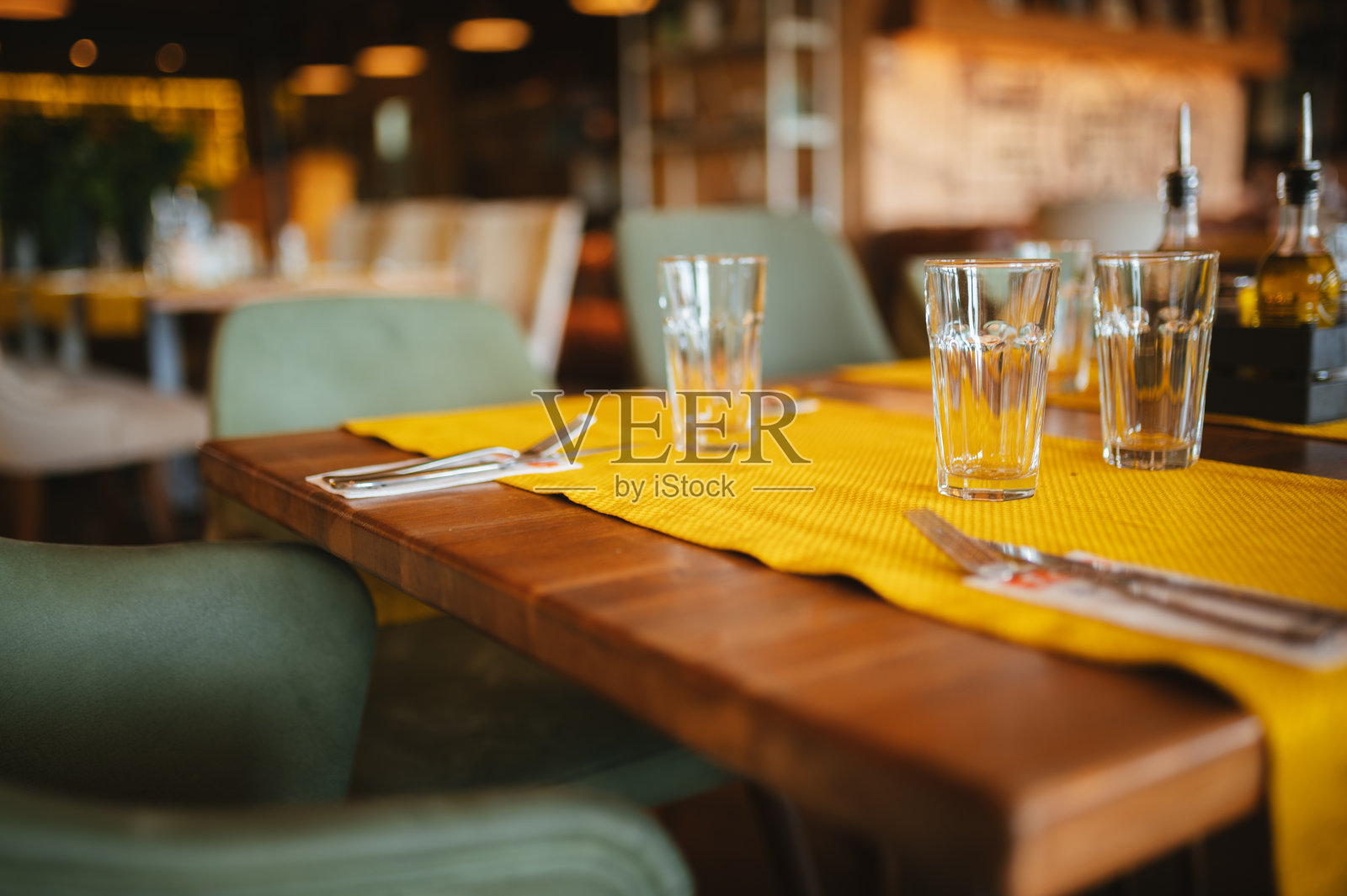 餐馆里的桌子。照片摄影图片