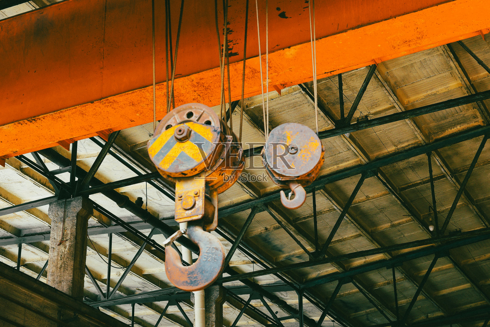 废弃的旧工厂，工业建筑内部照片摄影图片