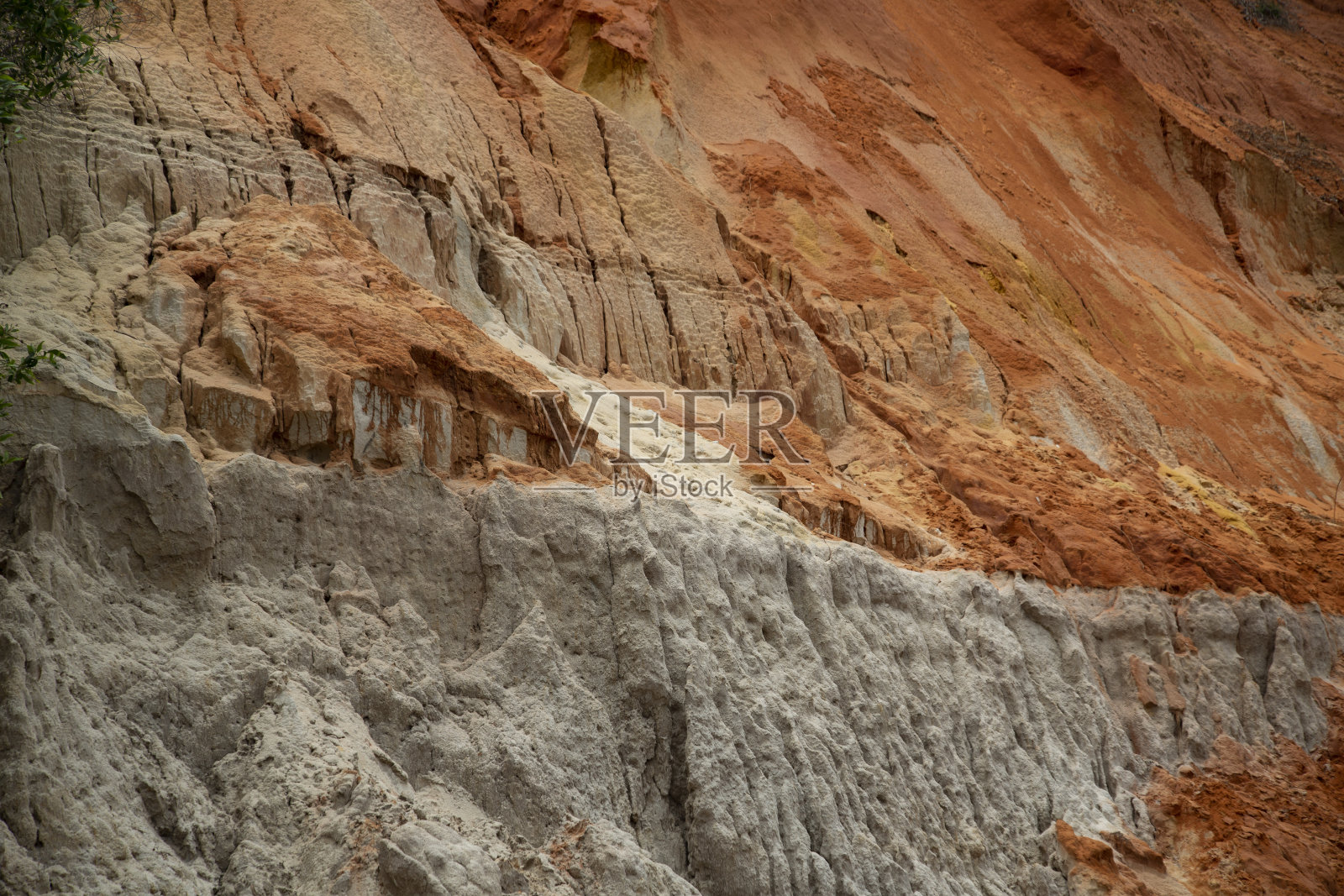 红色的沙子与石灰石混合在粉红色的溪流，平顺省的抽象照片照片摄影图片