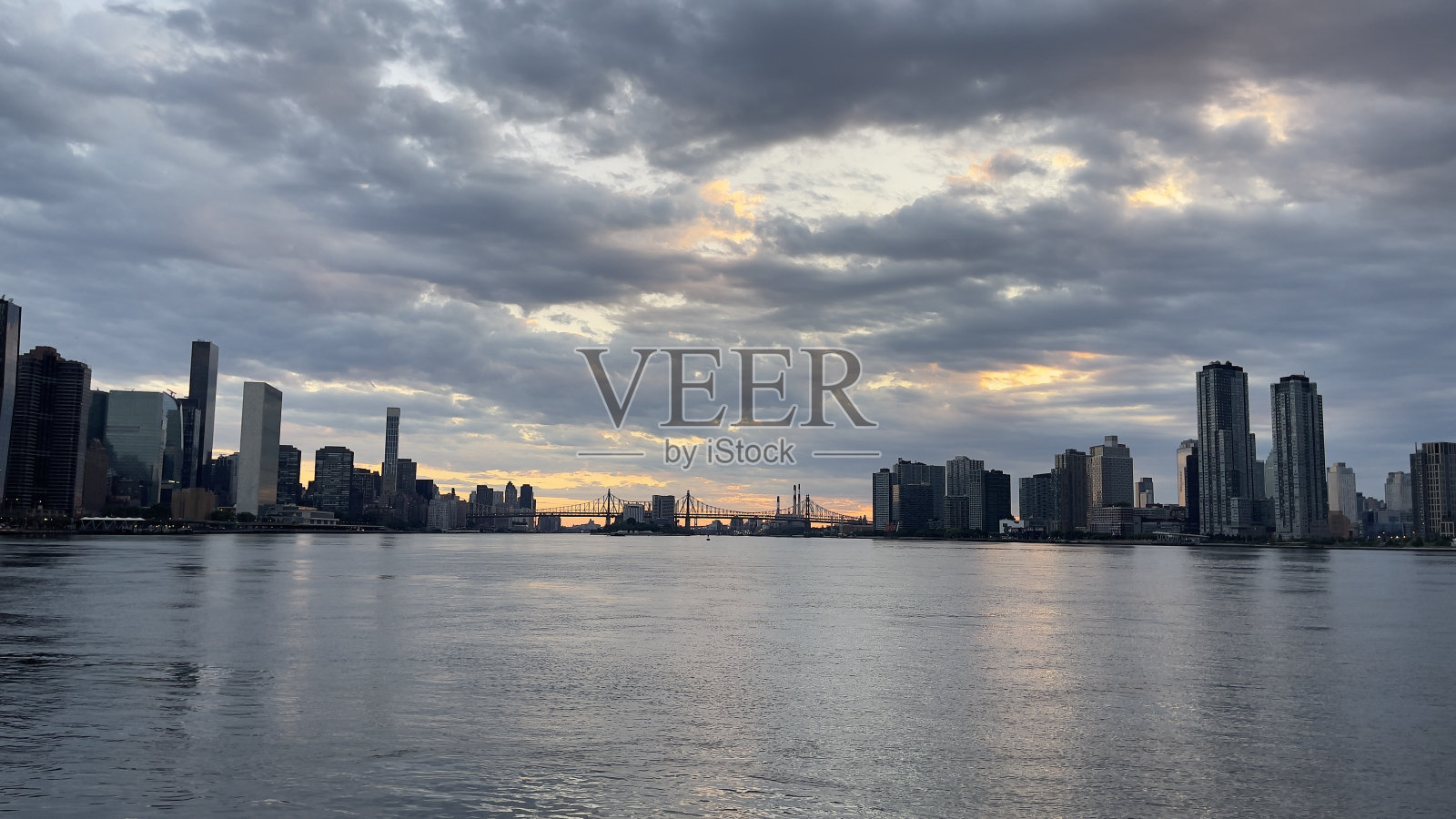 2024年7月纽约曼哈顿东河边的日出照片摄影图片