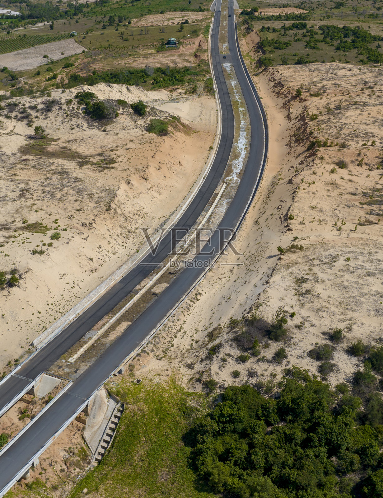 新建的穿越沙漠的沥青公路照片摄影图片