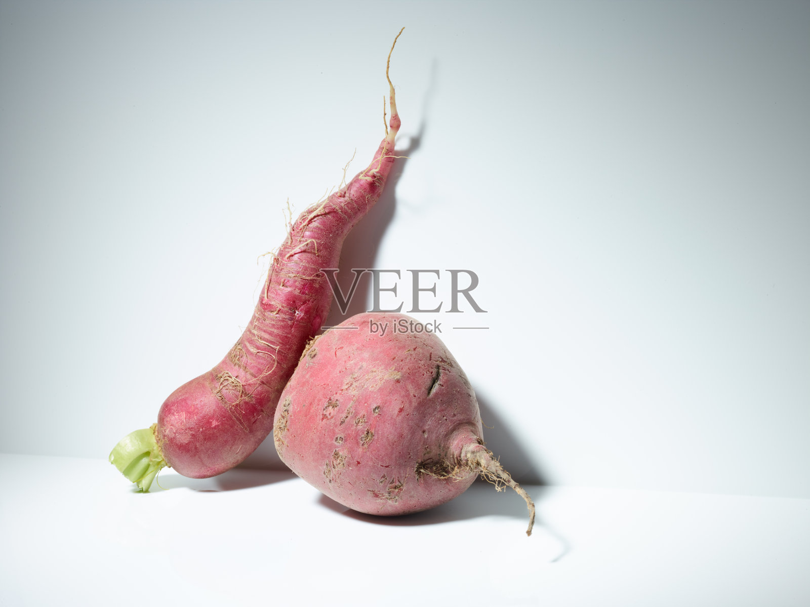 白色背景上的有机生物蔬菜。萝卜、甜菜和西葫芦照片摄影图片