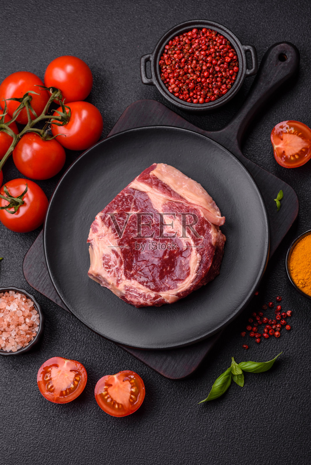 新鲜的生牛排，加盐，香料和香草照片摄影图片