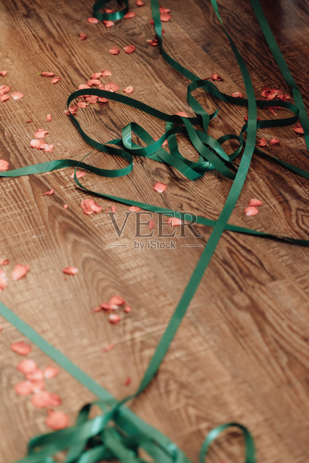 在拉动彩带后接受新娘的花束照片摄影图片