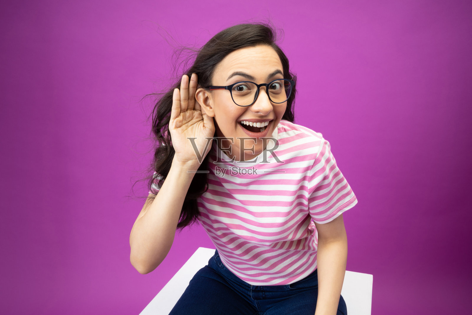 漂亮漂亮可爱迷人的女人穿着现代布料隔离在紫色背景股票照片的照片照片摄影图片