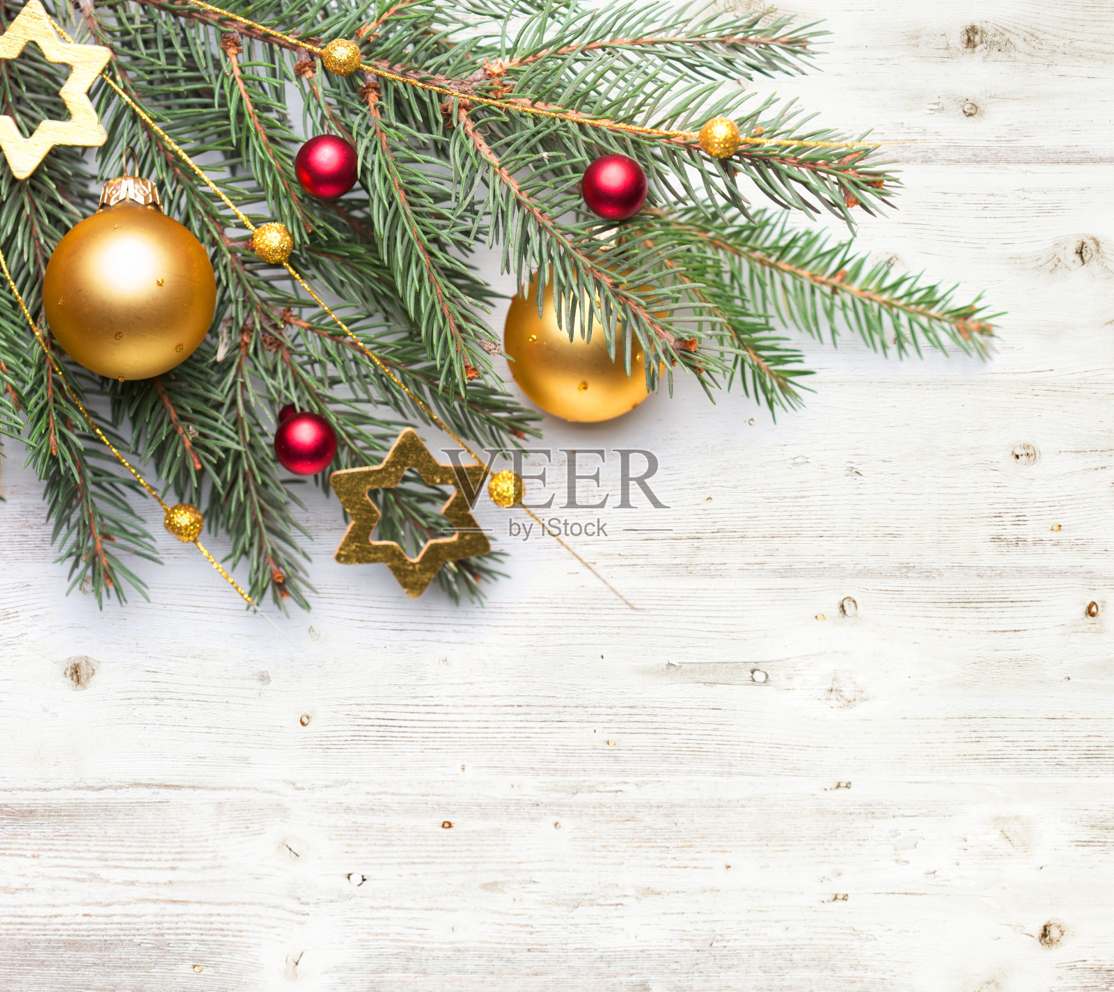 云杉枝与圣诞装饰在垃圾木墙背景。照片摄影图片