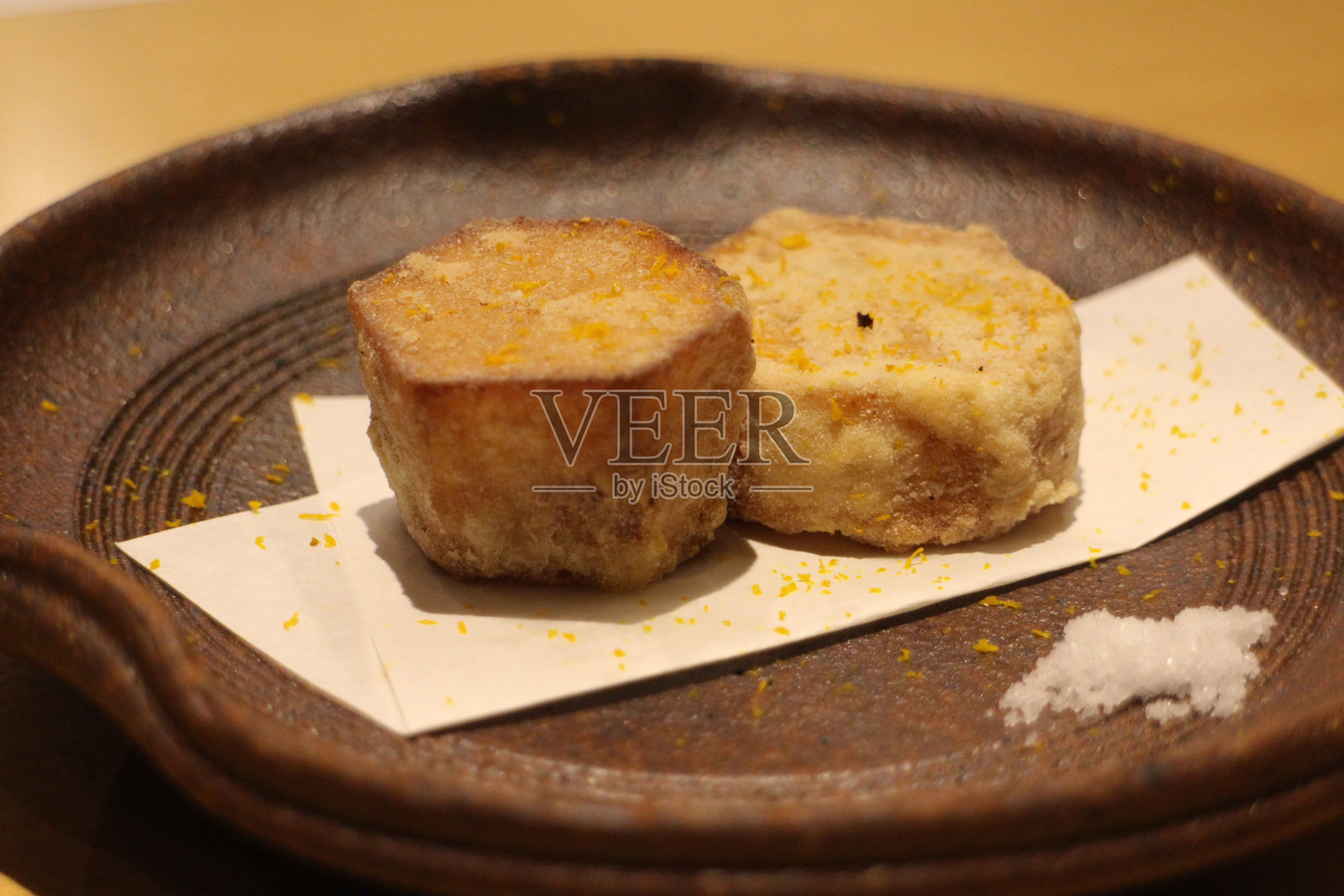 日本料理:在日本京都的Ebiimo karaage(油炸芋头)照片摄影图片