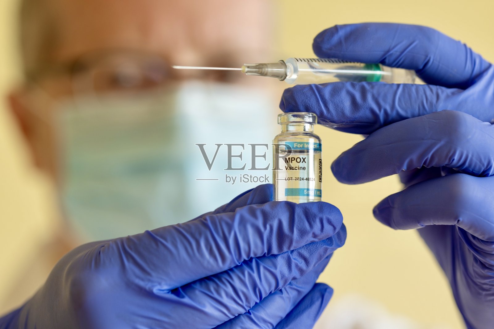 医生手持猴痘疫苗注射液照片摄影图片