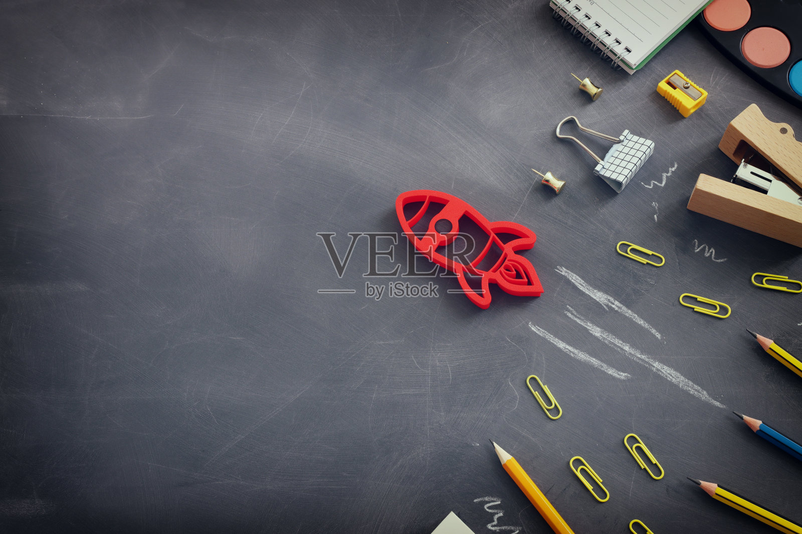 回到学校的概念。火箭和铅笔在教室黑板上。俯视图照片摄影图片