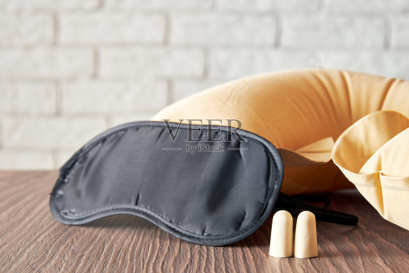 黑色睡眠面罩和泡沫耳塞在一个木制的表面上照片摄影图片