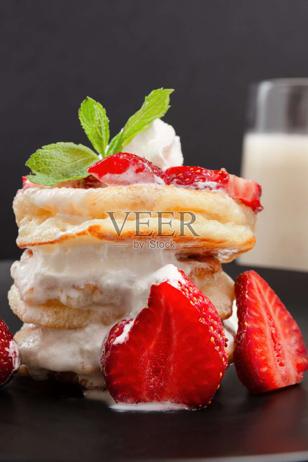 草莓煎饼加鲜奶油照片摄影图片