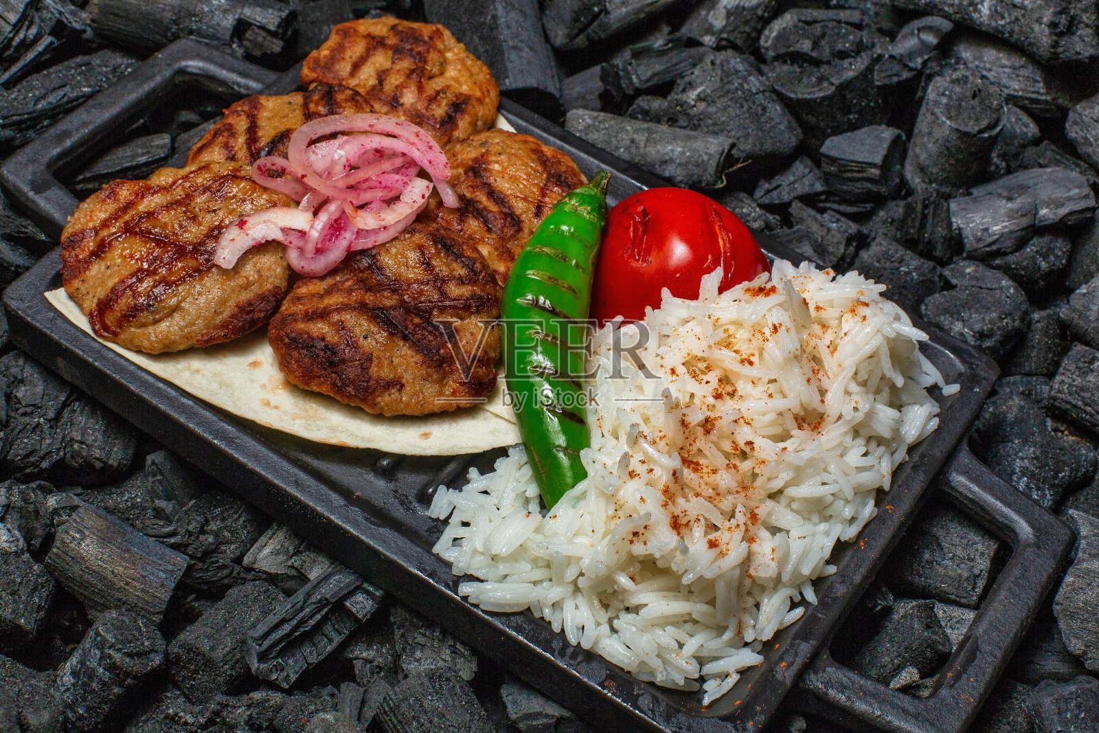 烤肉配米饭和蔬菜照片摄影图片