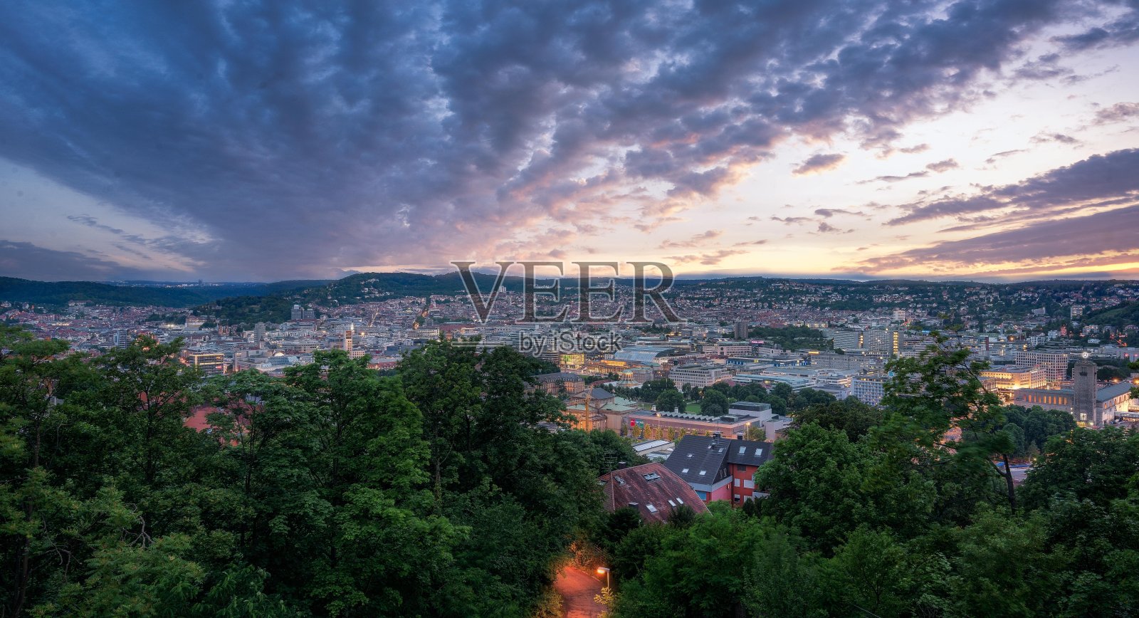 高角度的城市景观对天空在日落照片摄影图片