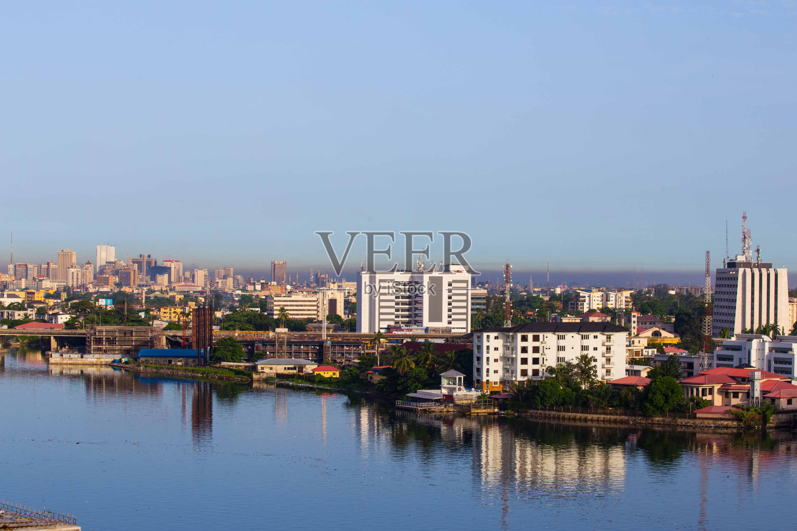 城市景观的河流对天空的看法照片摄影图片