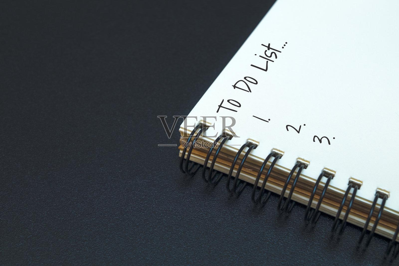 文字和数字螺旋笔记本在黑色背景照片摄影图片