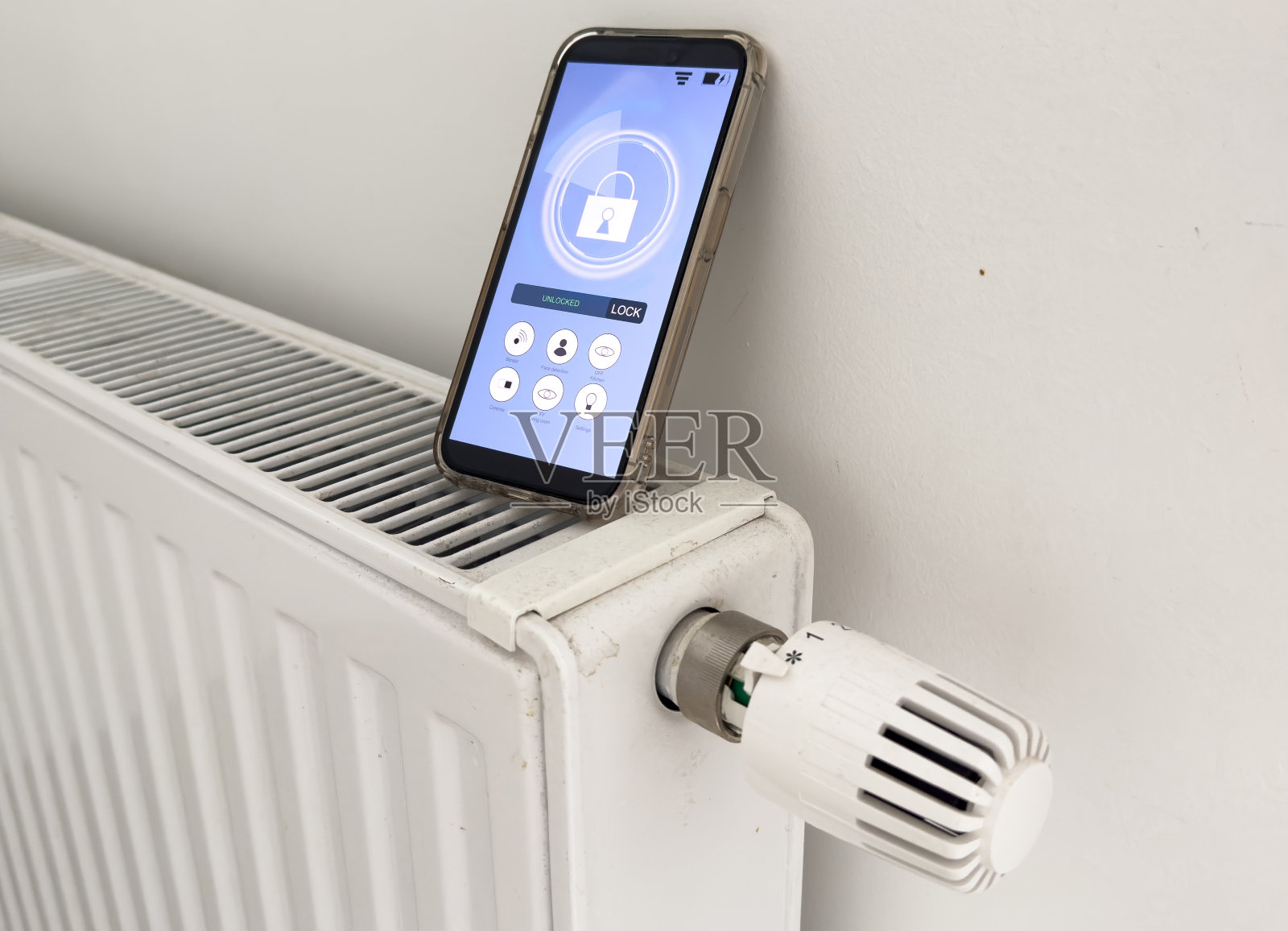 智能家居控制概念。用智能手机调节温度。照片摄影图片