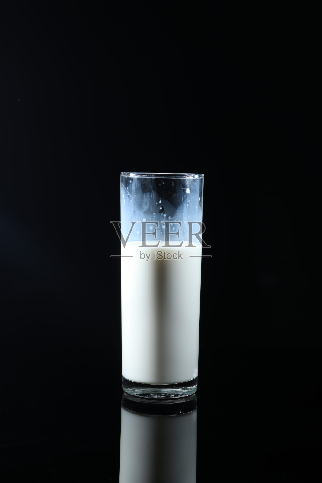 一杯白牛奶照片摄影图片