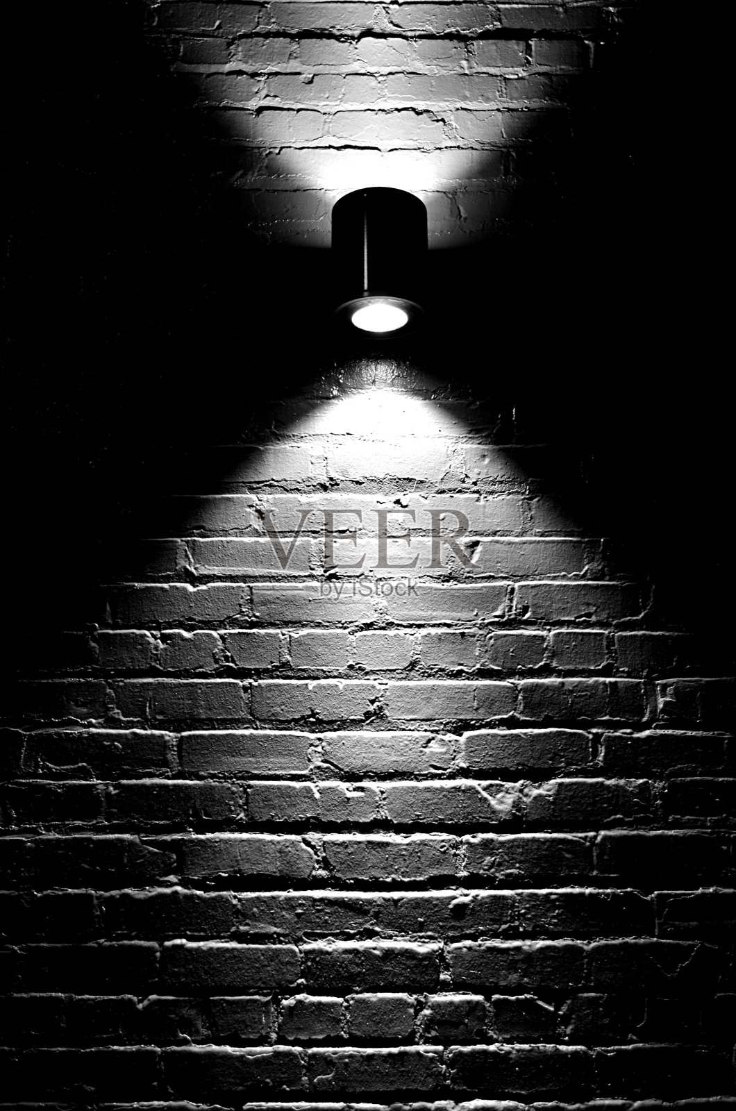 夜晚砖墙上的灯光照片摄影图片