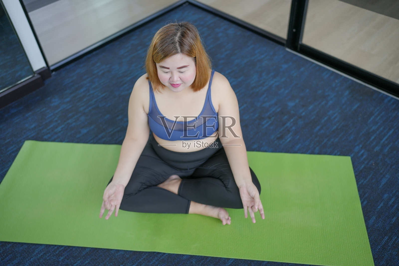 超重的年轻亚洲女性训练yogaÂ exercisingÂ健身锻炼健康节食。肥胖女性在健身房做垫子瑜伽照片摄影图片