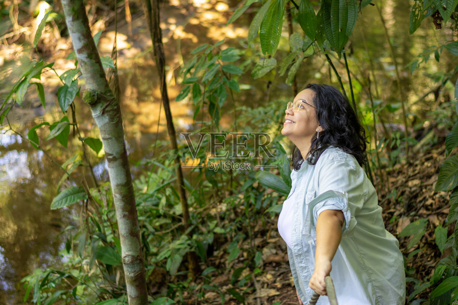 女人被亚马逊雨林的美丽和壮观所吸引。照片摄影图片