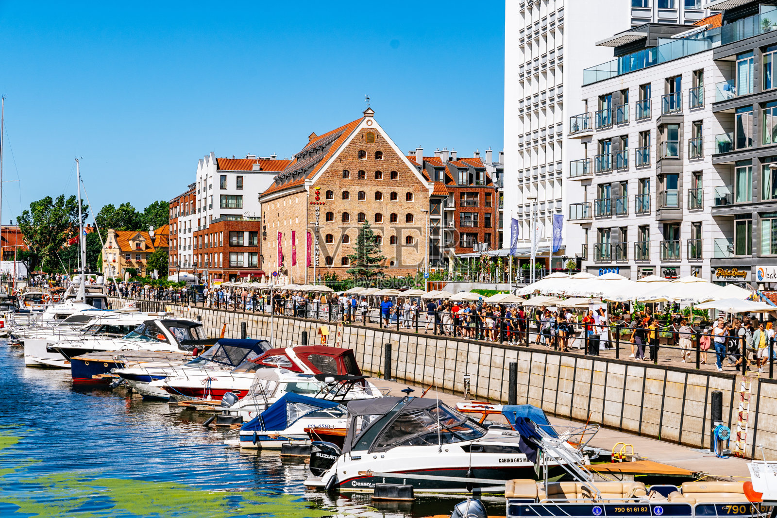 波兰Gdańsk河沿岸的游艇码头和历史建筑。照片摄影图片