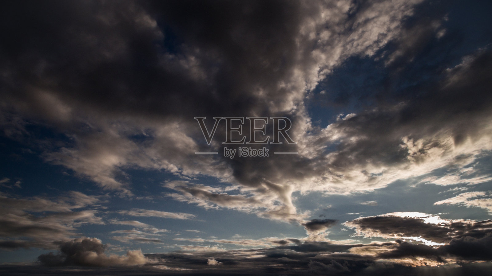 多云天空的低角度视图照片摄影图片