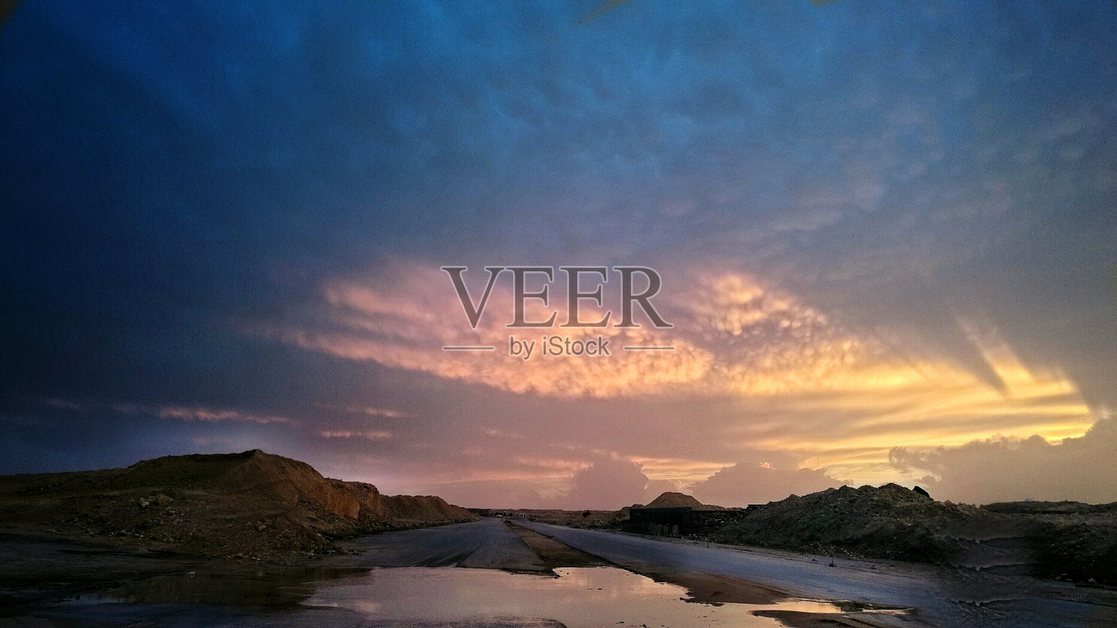 静谧的乡村湖泊与壮丽的天空照片摄影图片