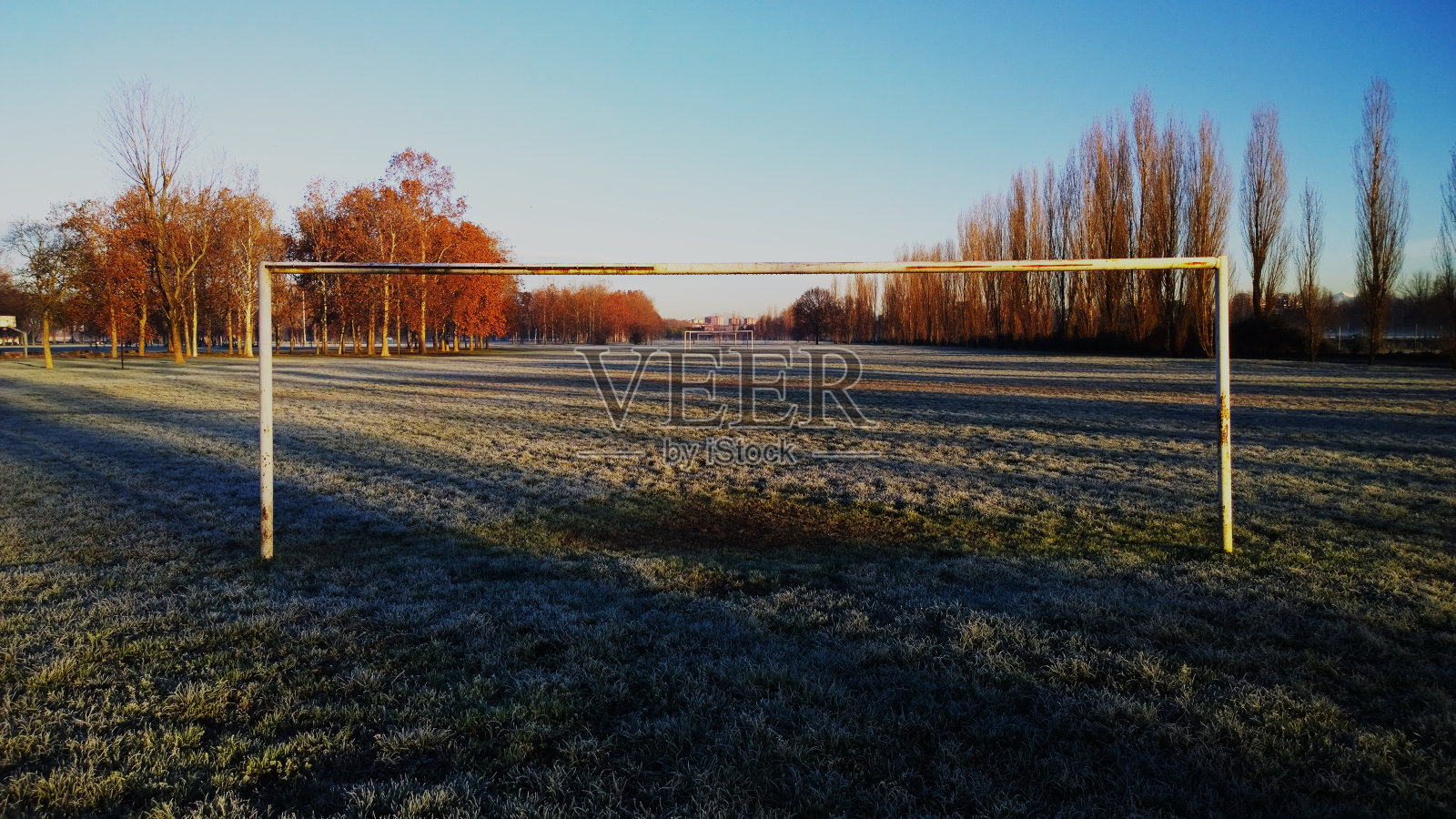 球场上的门柱对阵天空照片摄影图片