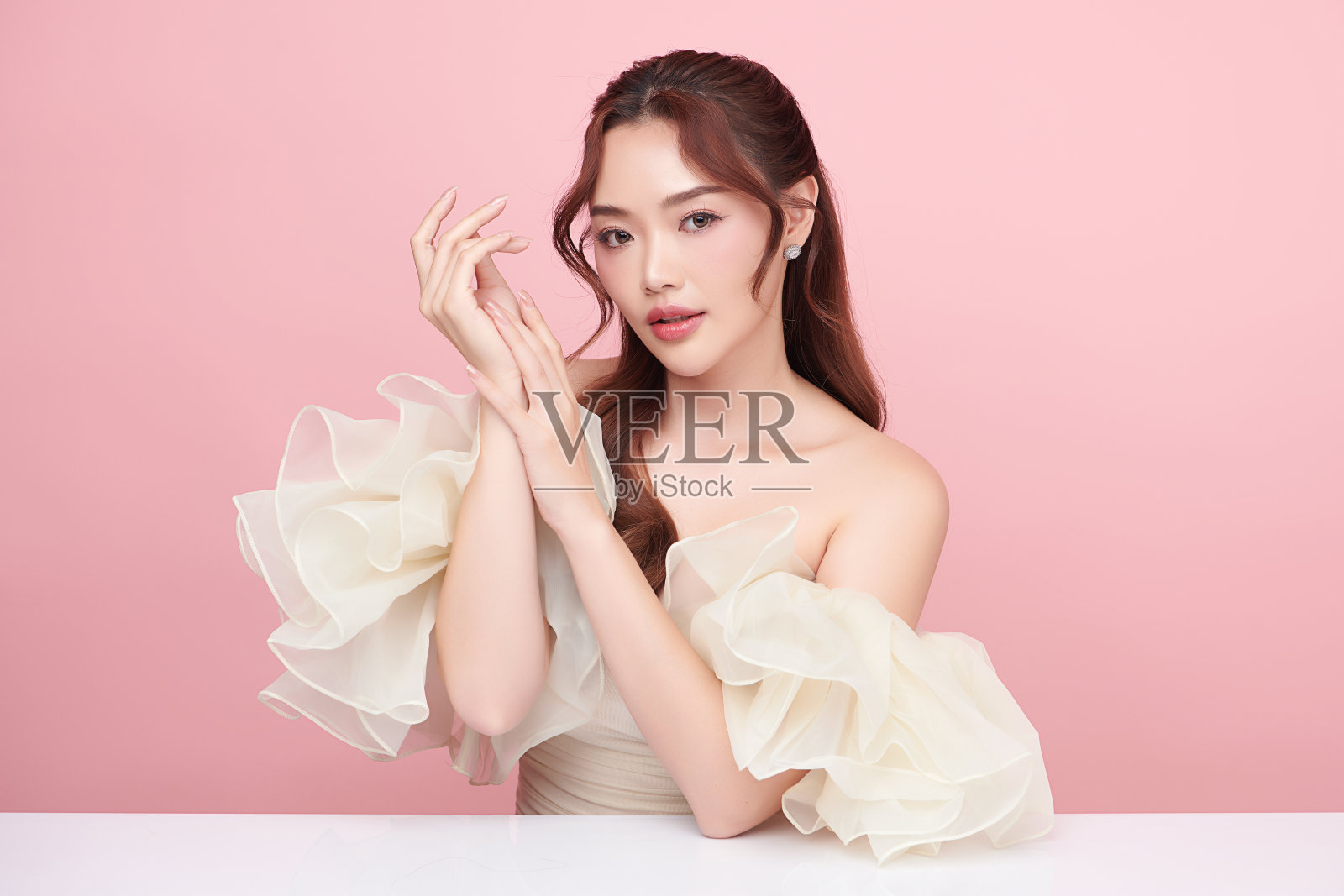 美丽的年轻亚洲女性干净新鲜的皮肤在粉红色的背景，面部护理，面部护理，美容，美容和水疗，亚洲女性肖像。照片摄影图片