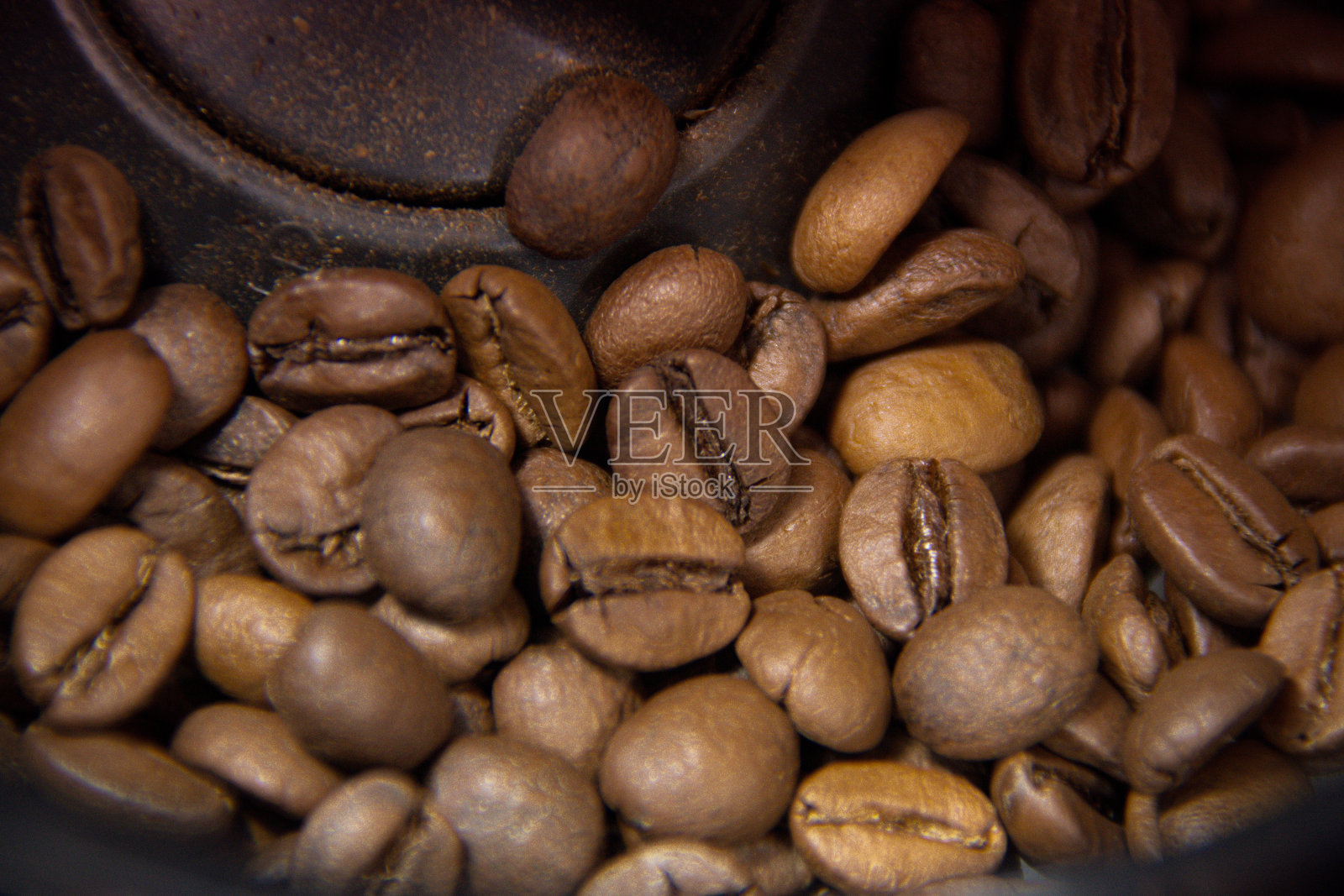 在研磨机中烘焙的咖啡豆-新鲜准备用于冲泡照片摄影图片