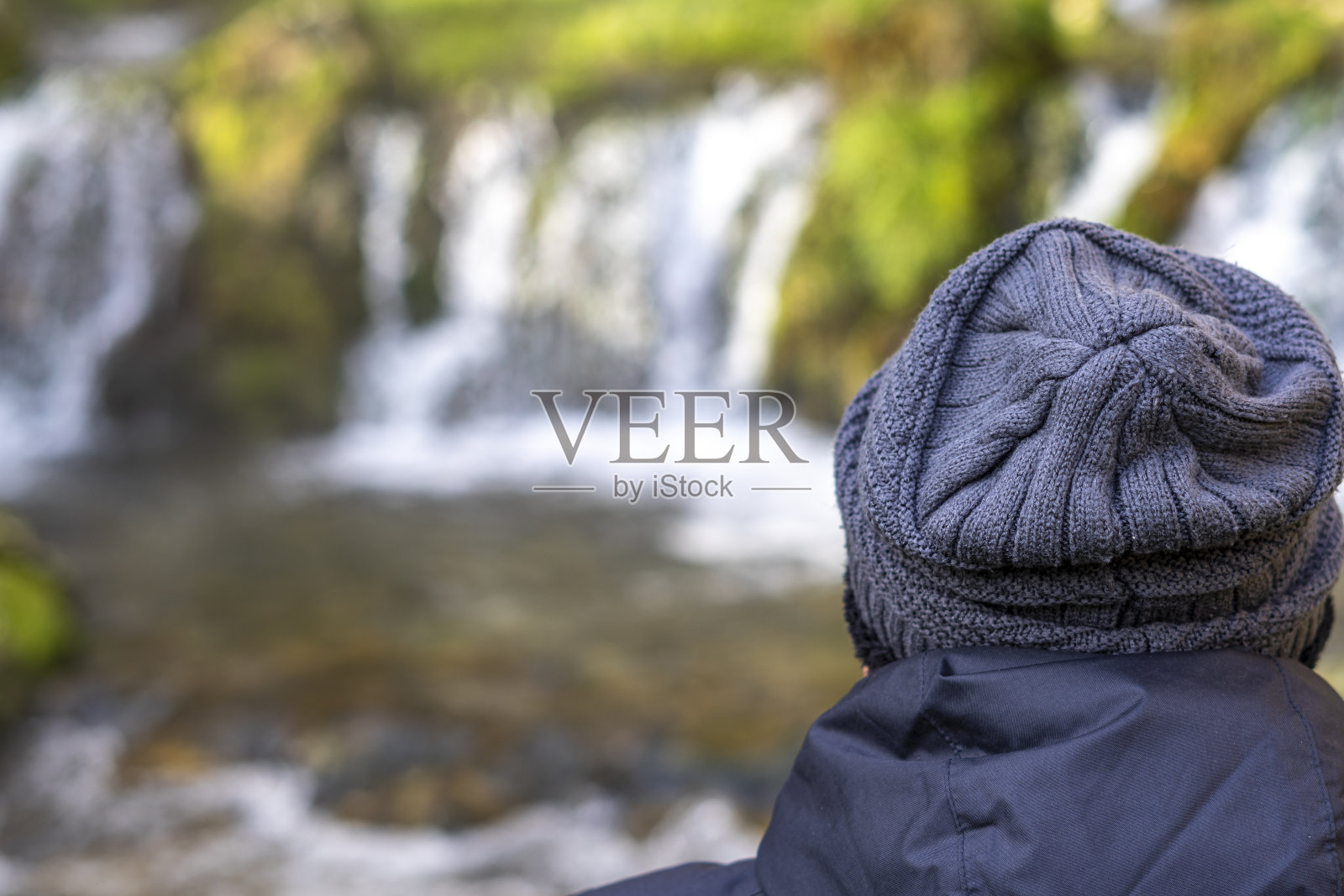 男人欣赏壮观的瀑布景色 - 奥尔巴内哈德尔卡斯蒂略，布尔戈斯 - 西班牙照片摄影图片