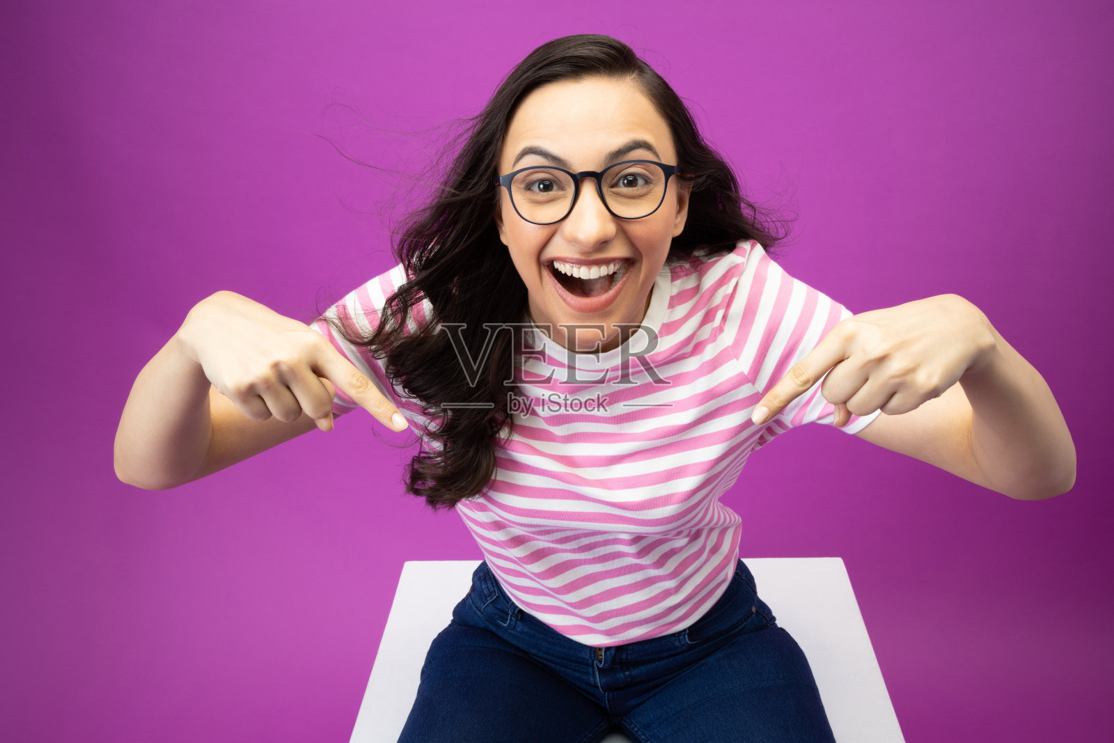 漂亮漂亮可爱迷人的女人穿着现代布料隔离在紫色背景股票照片的照片照片摄影图片