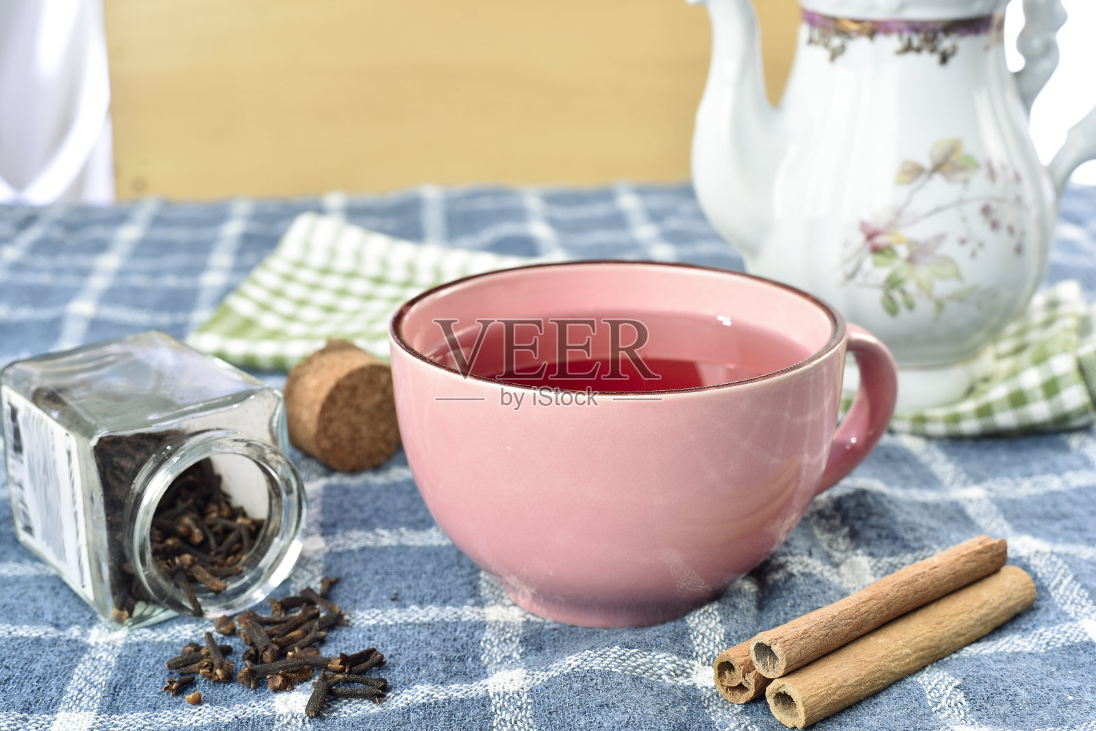 一杯排毒绿茶，天然饮品早餐小食照片摄影图片