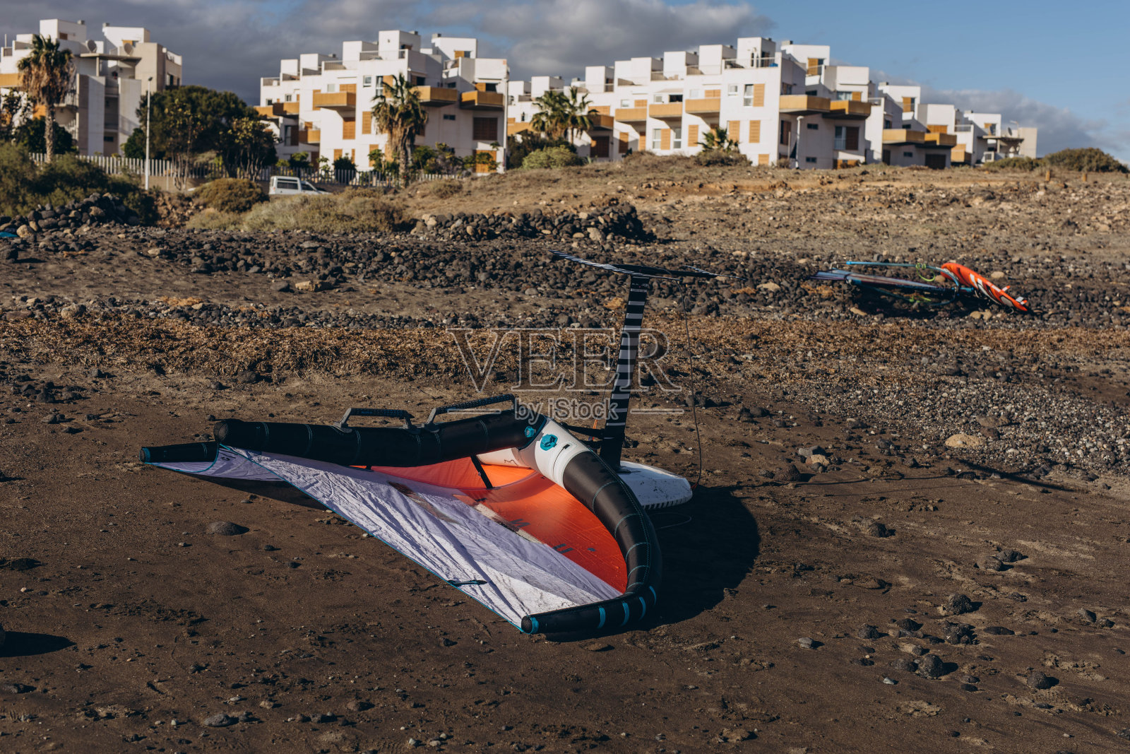 风筝板和冲浪板躺在沙滩上。风帆冲浪，极限运动。照片摄影图片