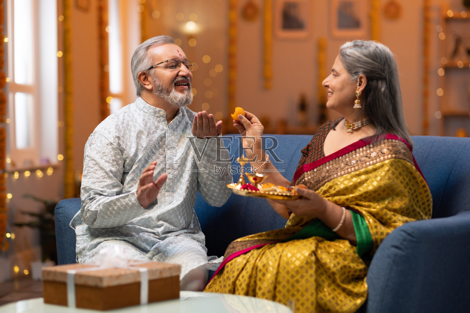 开心的姐姐在家里给弟弟喂奶甜照照片摄影图片