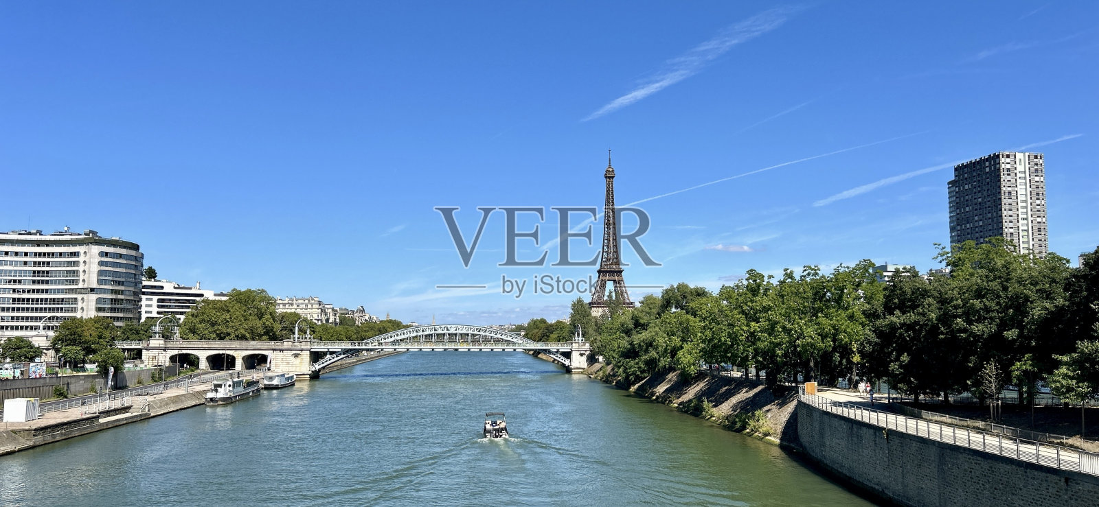 埃菲尔铁塔。塞纳河上的景色。照片摄影图片