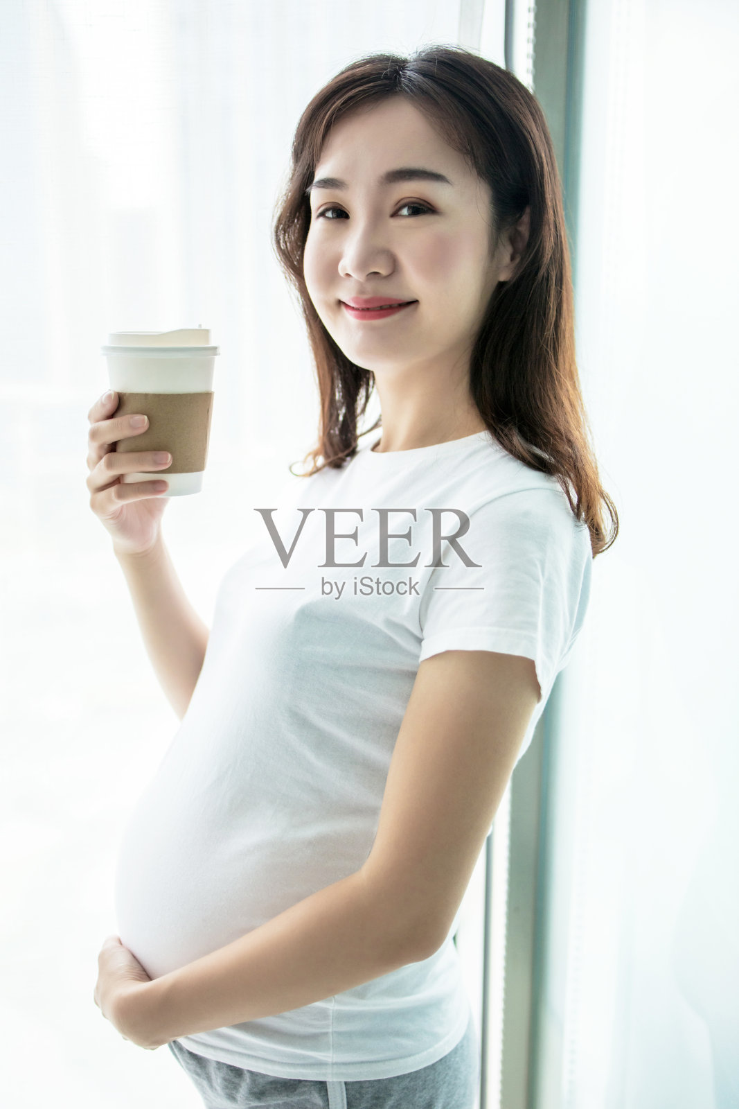 温馨的孕妇在家休息的肖像照片摄影图片