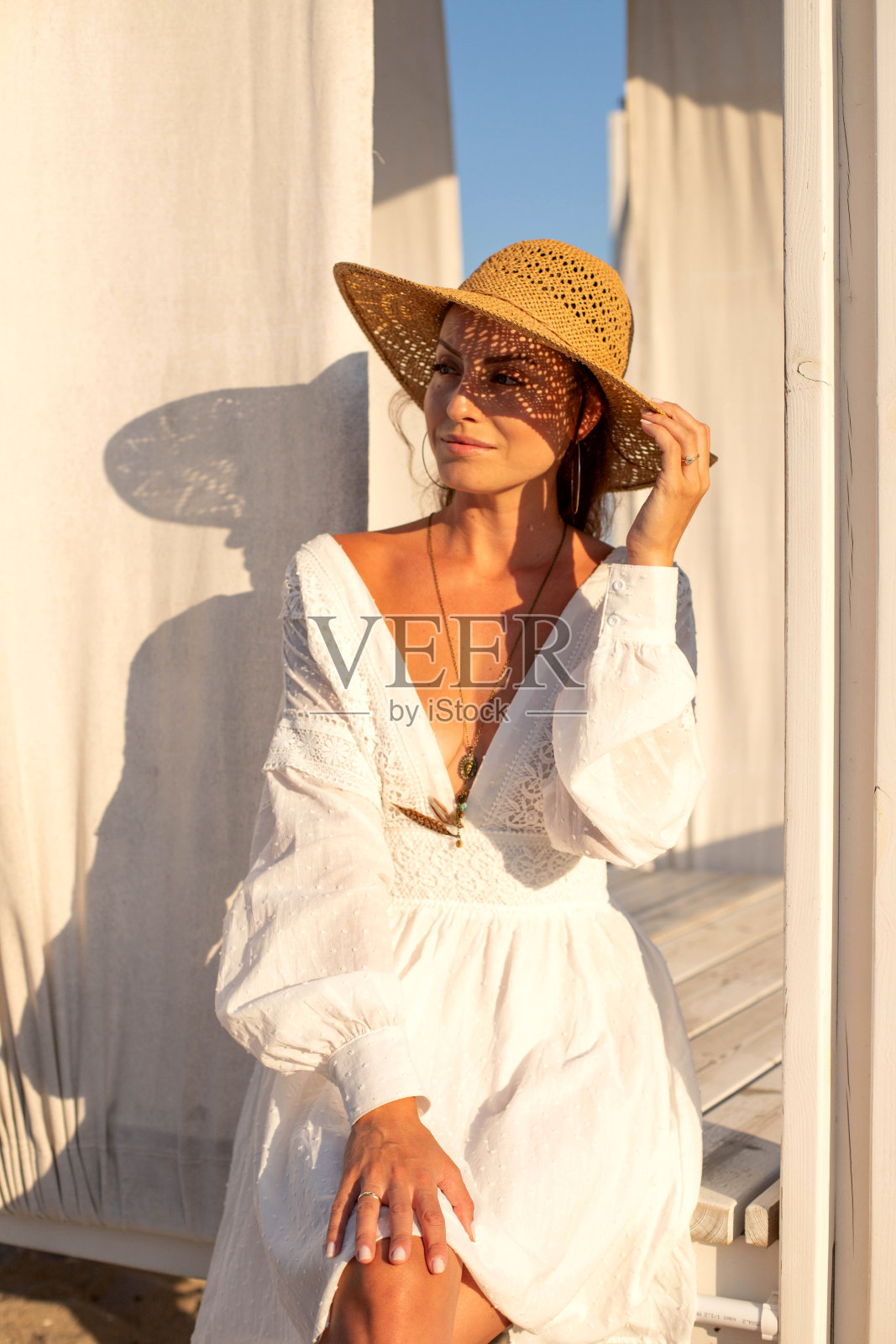 戴着帽子的女人的后视图照片摄影图片