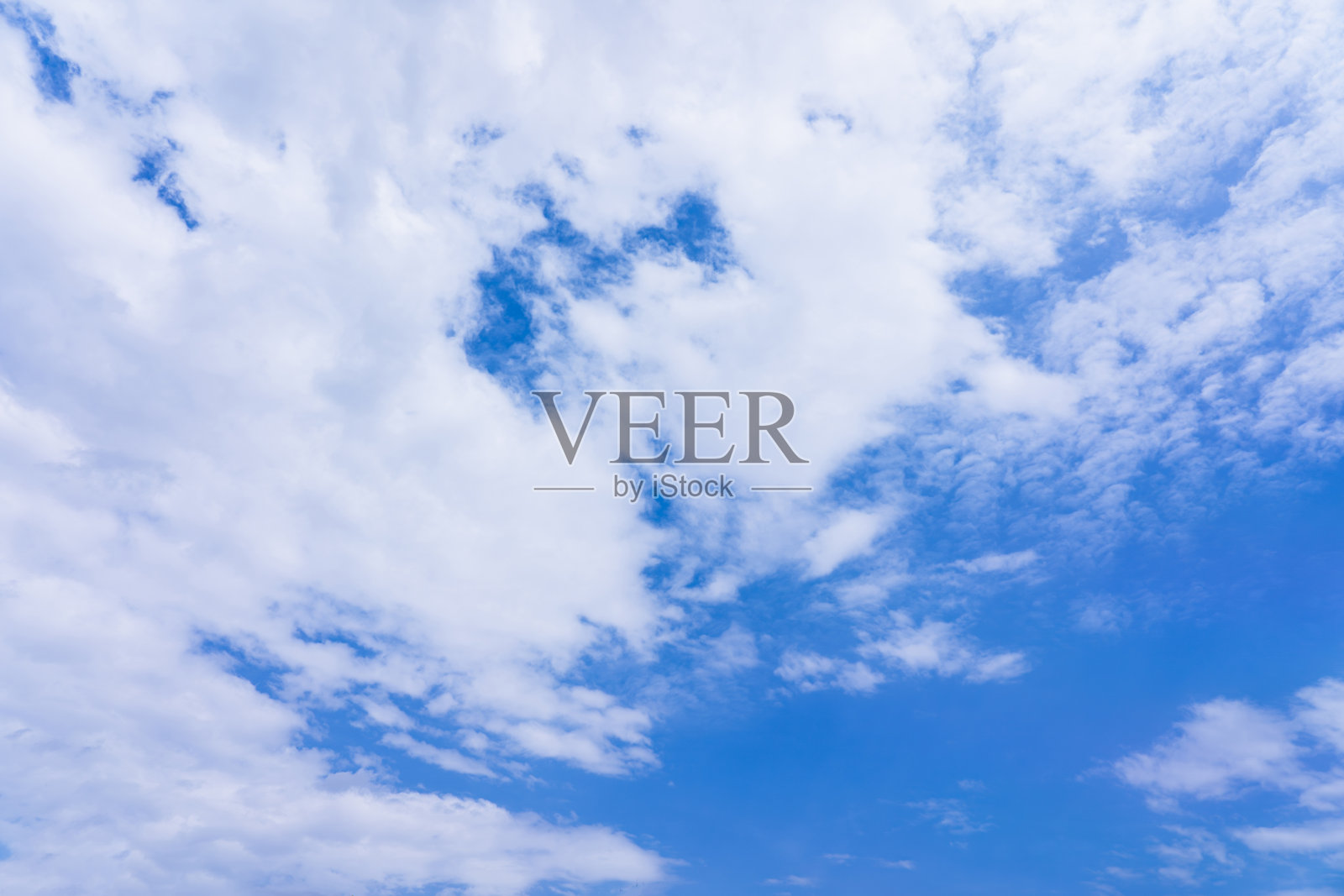 天空背景与密集的白云在一个明亮的日子照片摄影图片