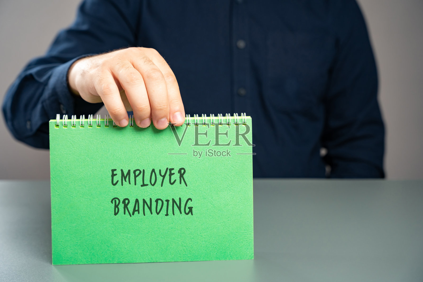 雇主品牌概念。作为雇主，你在员工和劳动力中的声誉。商人手中的钞票。商业和金融照片摄影图片