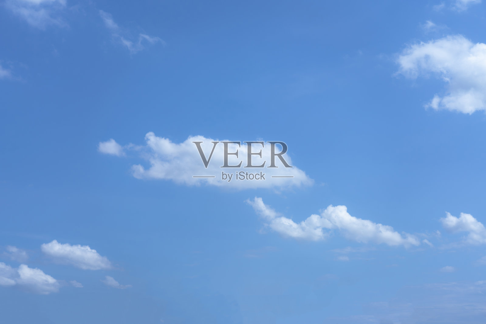 天空背景与白云在一个明亮的日子照片摄影图片