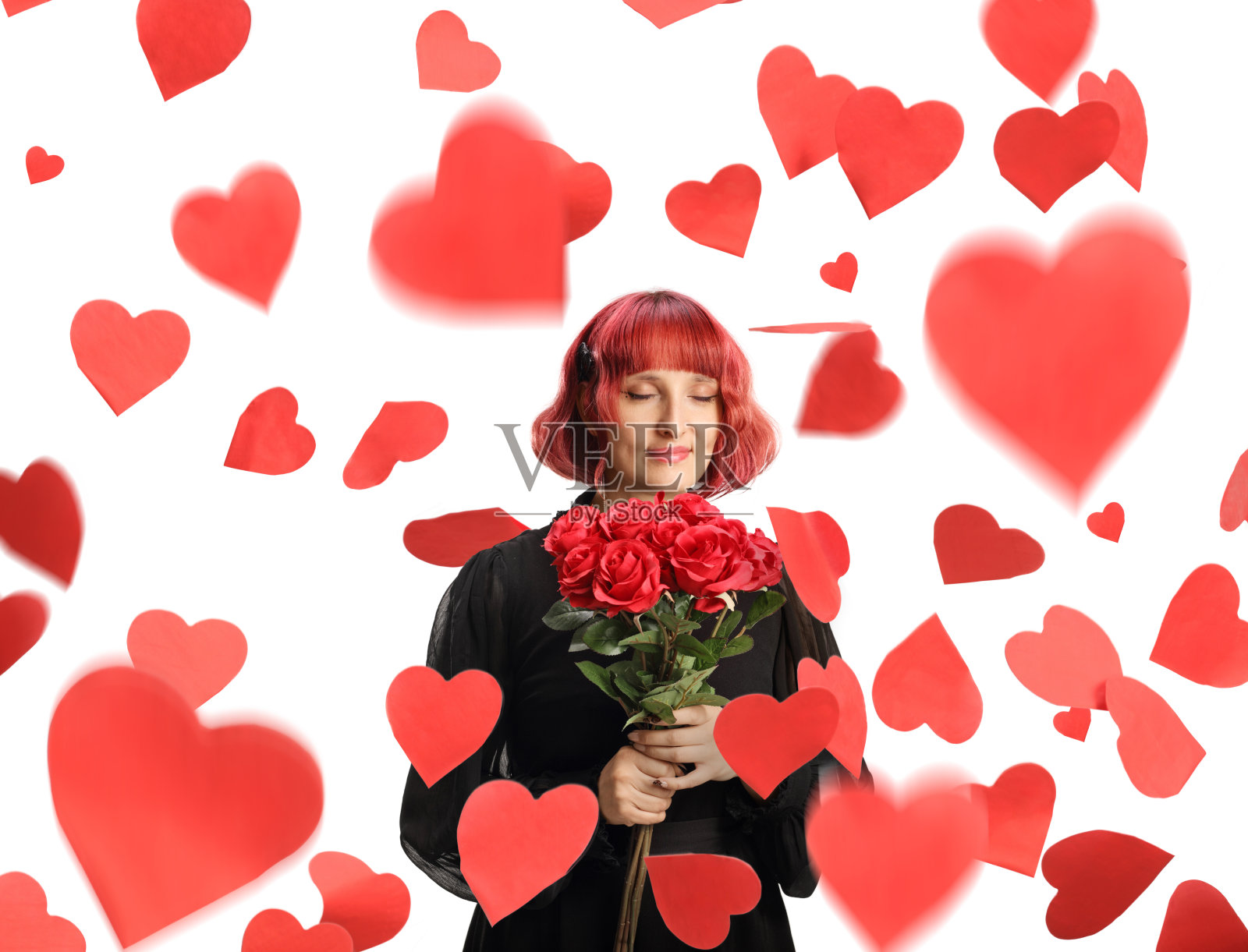 年轻女子捧着一束红玫瑰，心如雨点照片摄影图片
