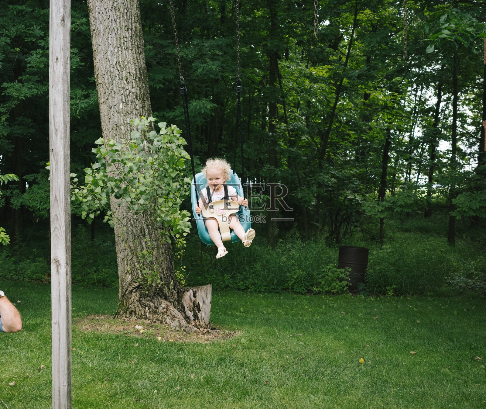 奶奶把小孙女推到秋千上照片摄影图片