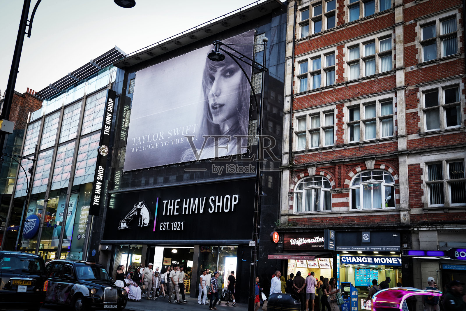 英国伦敦都市生活：牛津街、泰勒·斯威夫特海报、HMV旗舰店近邦德街地铁站照片摄影图片